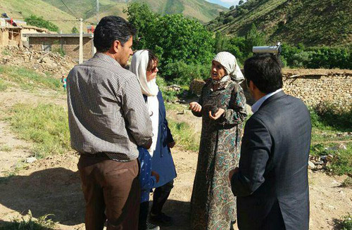 گردشگران خارجی مهمان روستای آبگرمکن های خورشیدی