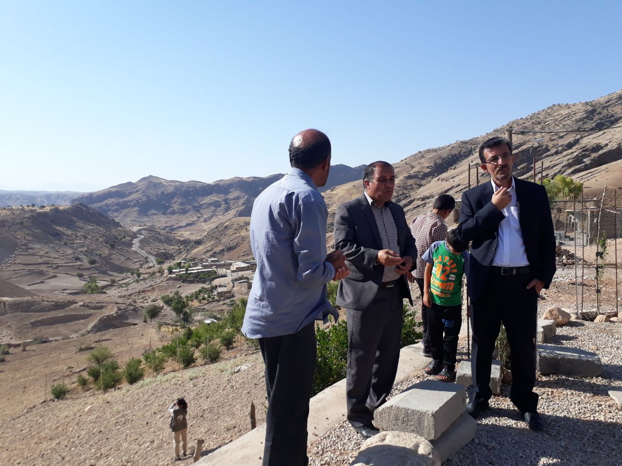 با حضور فرماندارلنده گره معارضات خدمات رسانی به روستای بنه بلوط برطرف شد