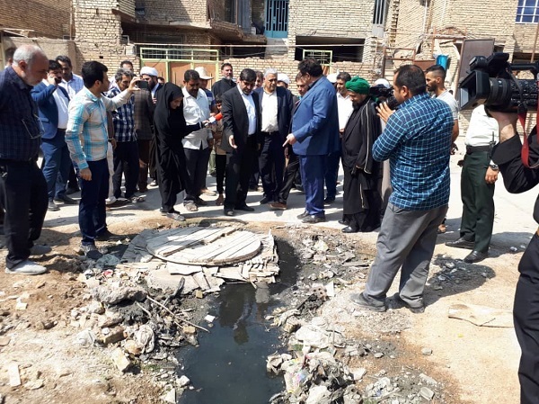 ادامه پیگیری های معضلات منطقه محروم کوی مدرس(خروسیه)در راستای دستورات رئیس کل دادگستری خوزستان/ مهلت ۴۸ ساعته دادستان اهواز به مدیران شهری در بازدید میدانی از منطقه خروسیه به همراه مدیرعامل شرکت آب و فاضلاب و شهردار اهواز