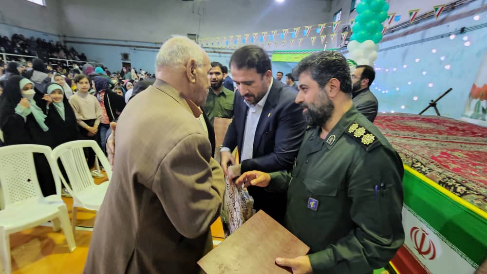 گزارش تصویری از همایش سلام فرمانده وفتح خرمشهر در کومله با حضور دکتر محمد رضا جلالی فرماندار شهرستان لنگرود دکتر منوچهر مهدی پور شهردار کومله امام جمعه فرماندهی سپاه ریس شورا واعضای شورا معاون سیاسی امنیتی فرمانداری بخشدار کومله واقشار مختلف مردم کومله  در کومله برگزارشد واز تعدادی خانواده شهدا  ونونهالان سلام فرمانده تجلیل شدند