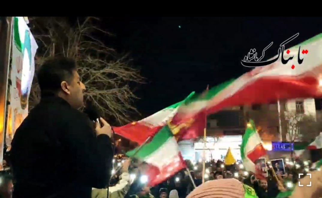 رونمایی از نسخه جدید «زیر این پرچم» با صدای پویا بیاتی در کنگاور + فیلم رونمایی از نسخه جدید «زیر این پرچم» با صدای پویا بیاتی در کنگاور + فیلم